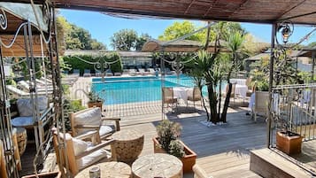 Alberca techada, 2 albercas al aire libre y camastros