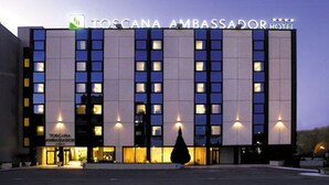 Ein modernes Gebäude mit der Aufschrift 'Toscana Ambassador Hotel'.