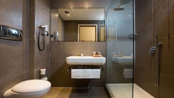 Rainfall showerhead, free toiletries, hair dryer, bidet