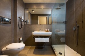 Regendusche, kostenlose Toilettenartikel, Haartrockner, Bidet