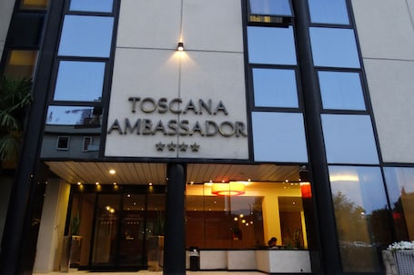 Fachada de la propiedad por la tarde o noche