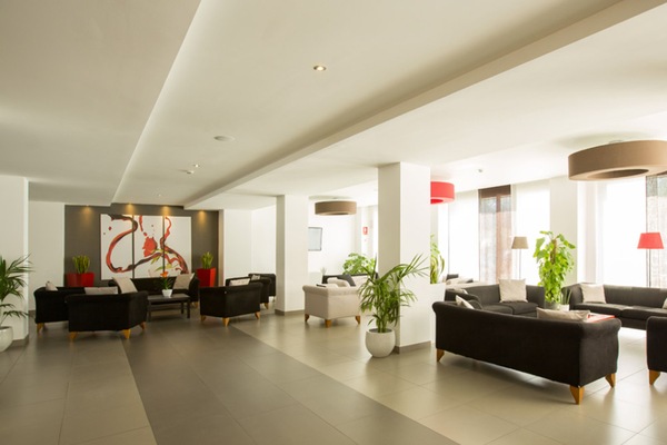 Coin salon dans le hall