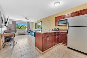 Premium bedding, in-room safe, individually decorated - Rodeway Inn & Suites Fort Lauderdale Airport & Cruise Port (Fort Lauderdale)