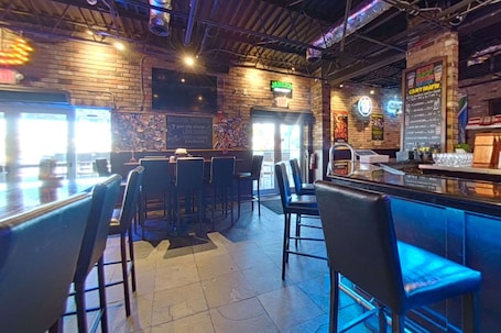 Lunch, dinner served; American cuisine, alfresco dining