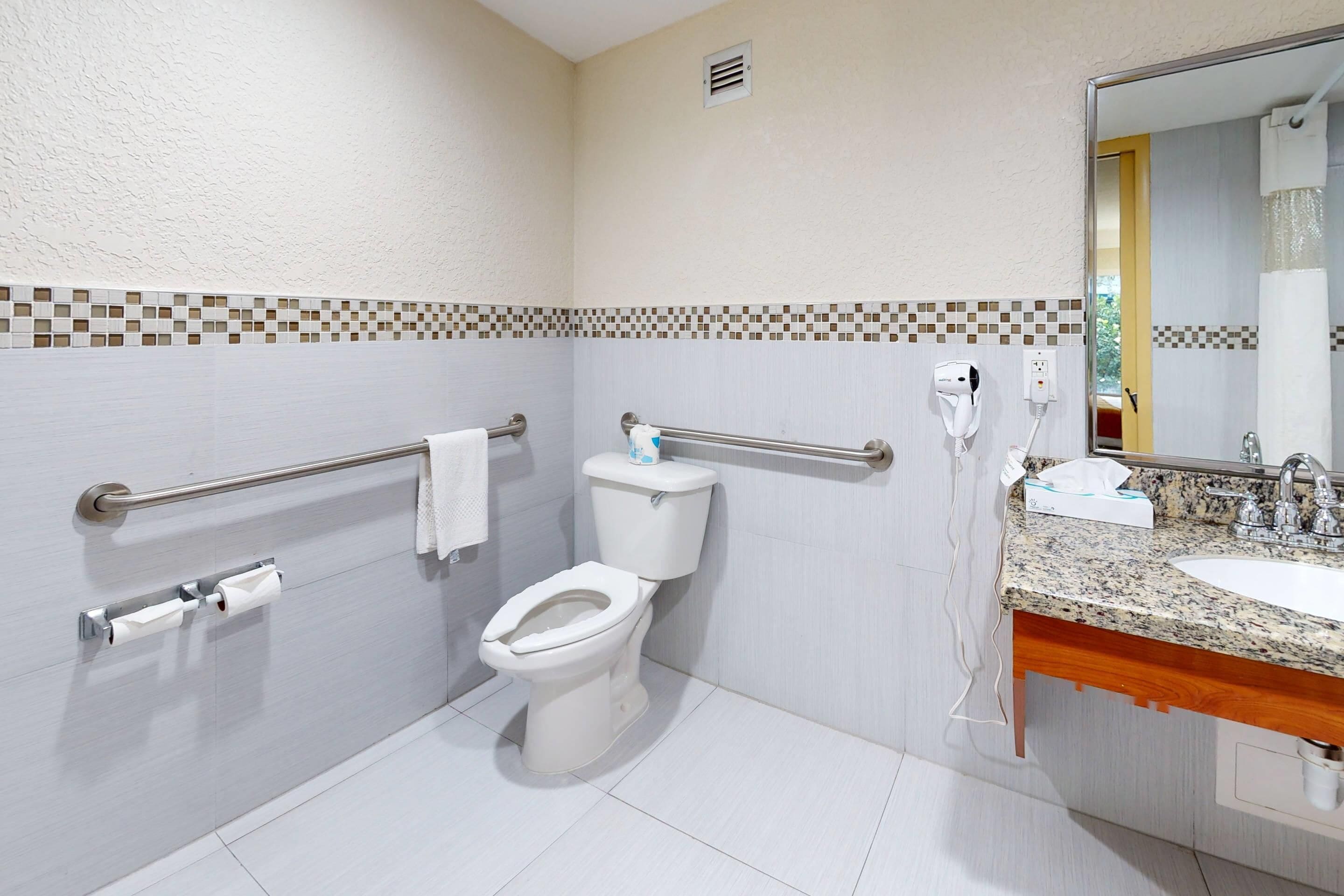 Deluxe Room, 1 King Bed, Mobility Accessible, No Pets Allowed | 高級寢具、客房內保險箱、獨特裝潢、布置獨特