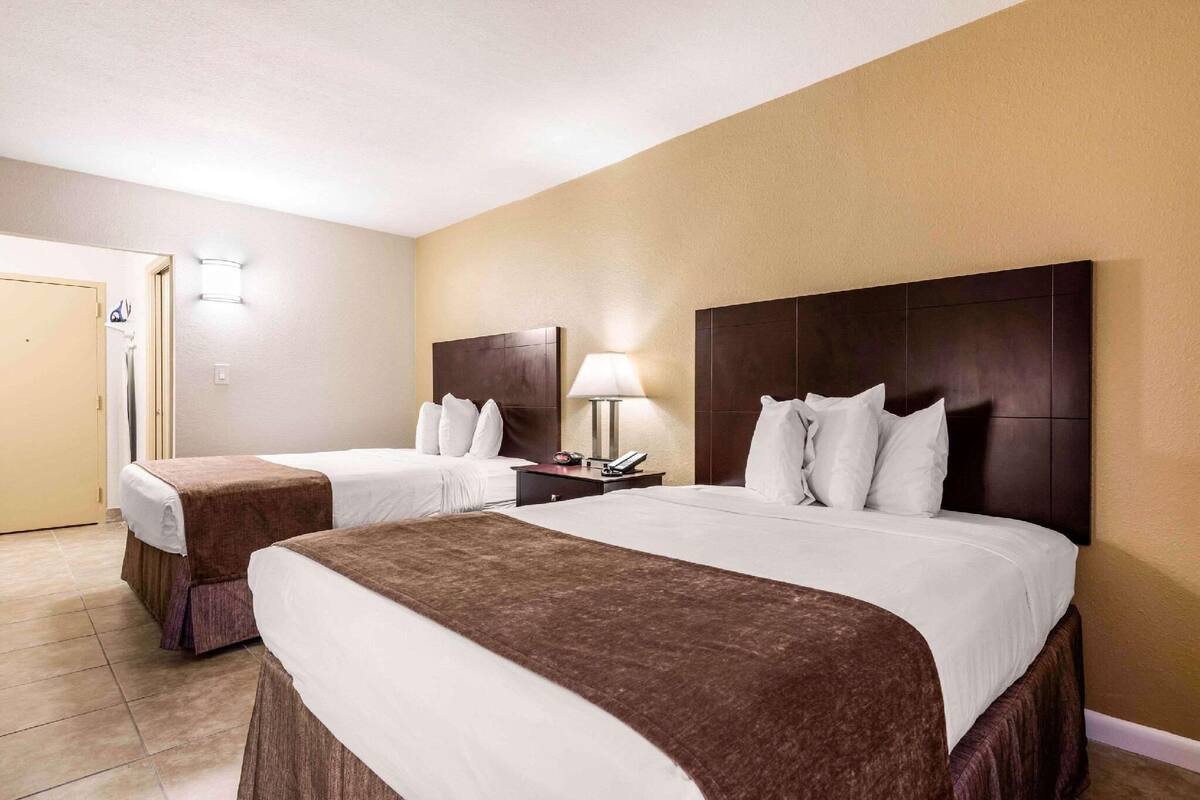 Luxe beddengoed, een kluis op de kamer, een bureau