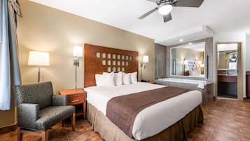 Deluxe Room, 1 King Bed, Jetted Tub, No Pets Allowed | 高級寝具、セーフティボックス (室内)、客室ごとに異なる装飾、客室ごとに異なるインテリア