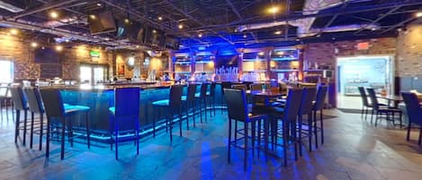 Lunch, dinner served; American cuisine, alfresco dining