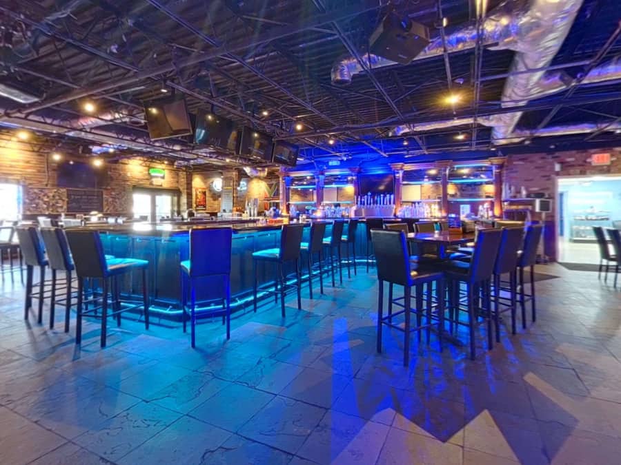 Lunch and dinner served, American cuisine