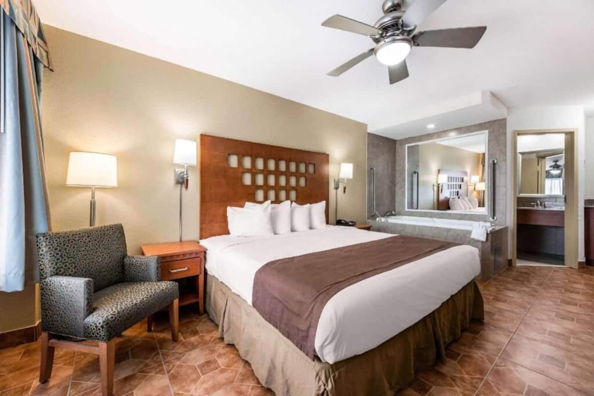 Premium bedding, in-room safe, individually decorated