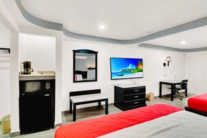 Escritorio, tabla de planchar con plancha, wifi gratis y ropa de cama 