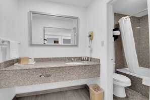 Suite, 1 Queen-Bett und Schlafsofa | Badezimmer | Kostenlose Toilettenartikel, Haartrockner, Handtücher
