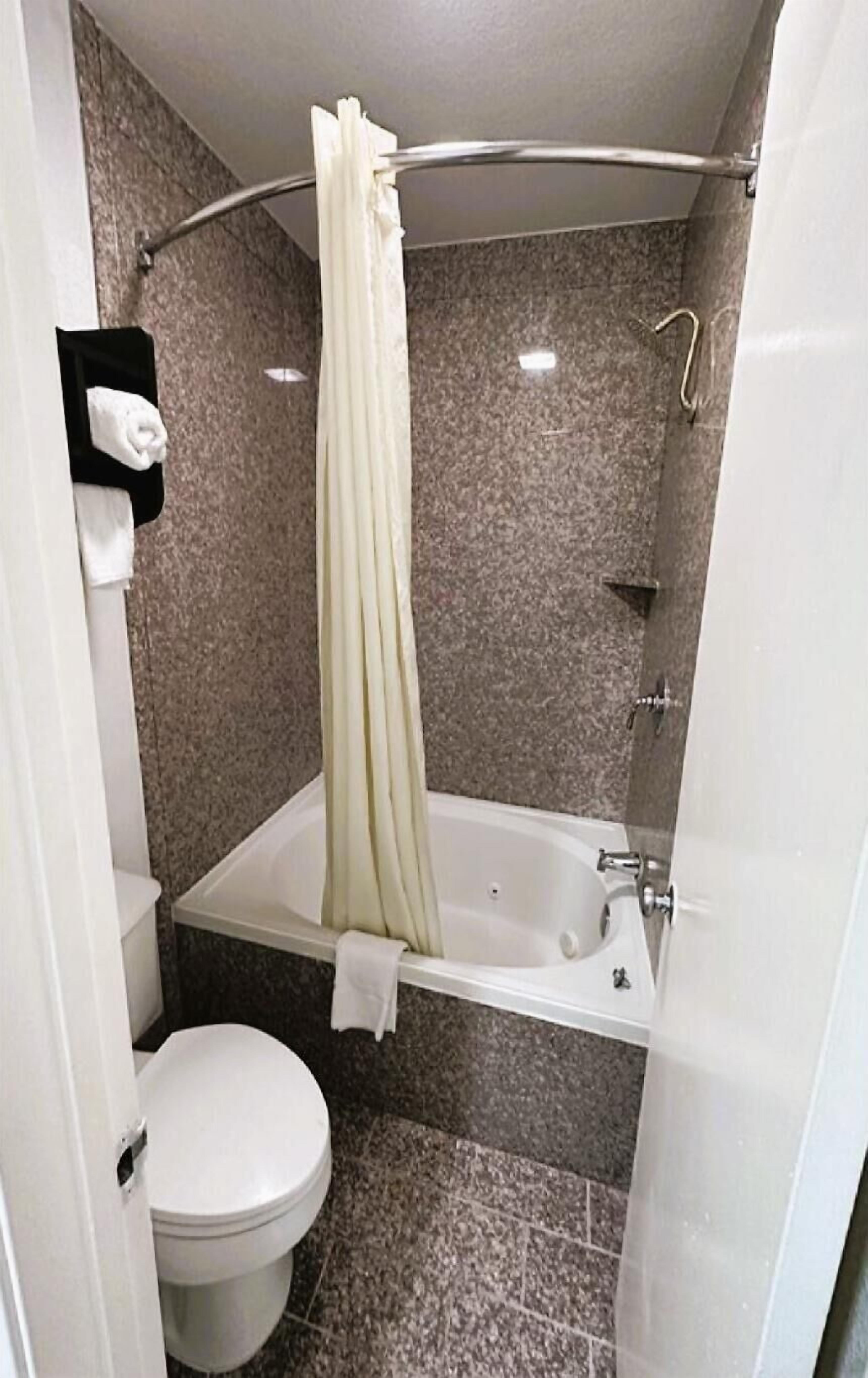Đồ dùng nhà tắm miễn phí, máy sấy tóc, khăn tắm 