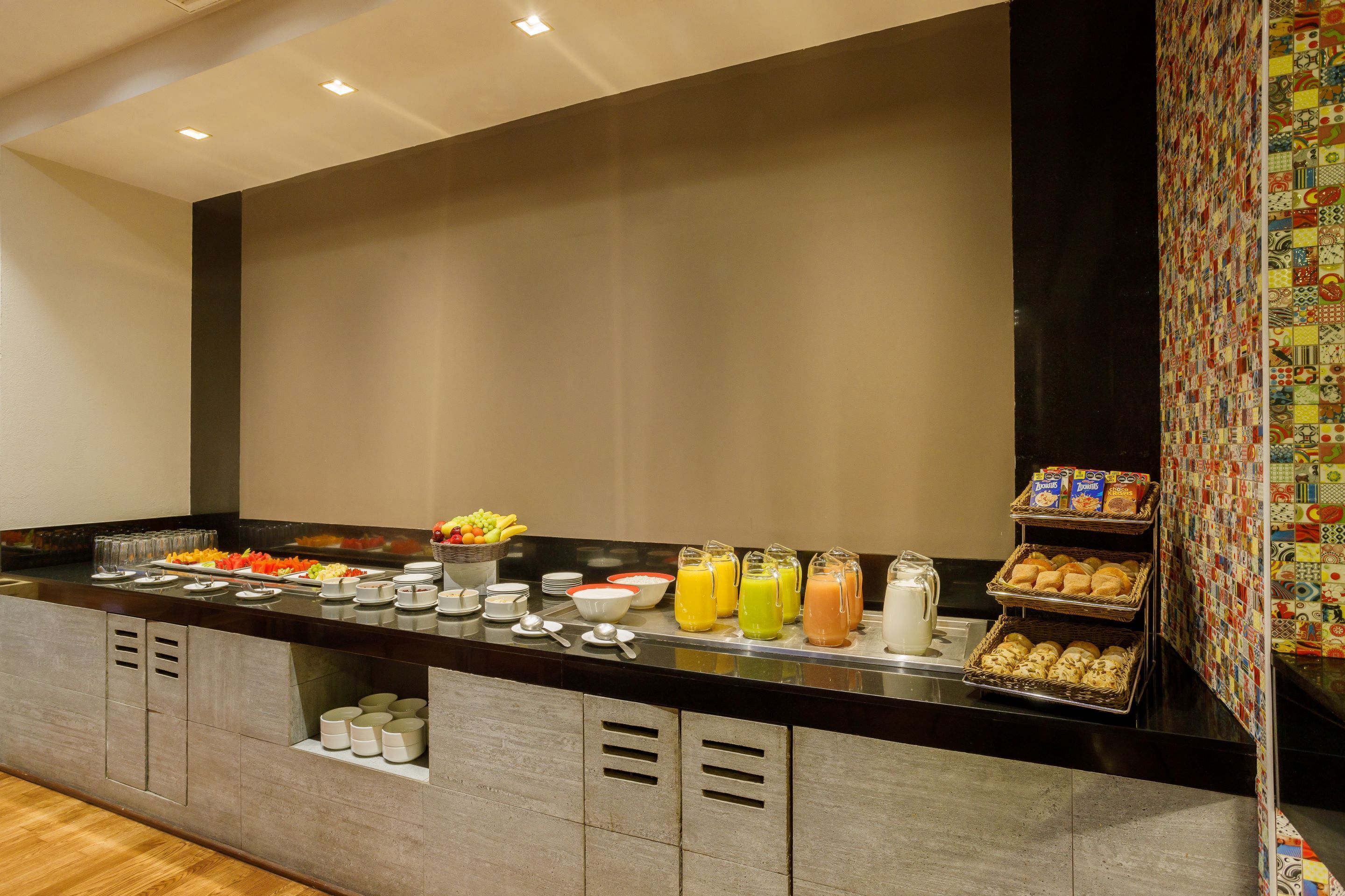 Un mostrador de buffet con diversos alimentos y bebidas.