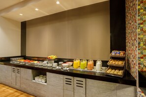 Se ofrece un desayuno inglés todos los días (por un coste adicional)