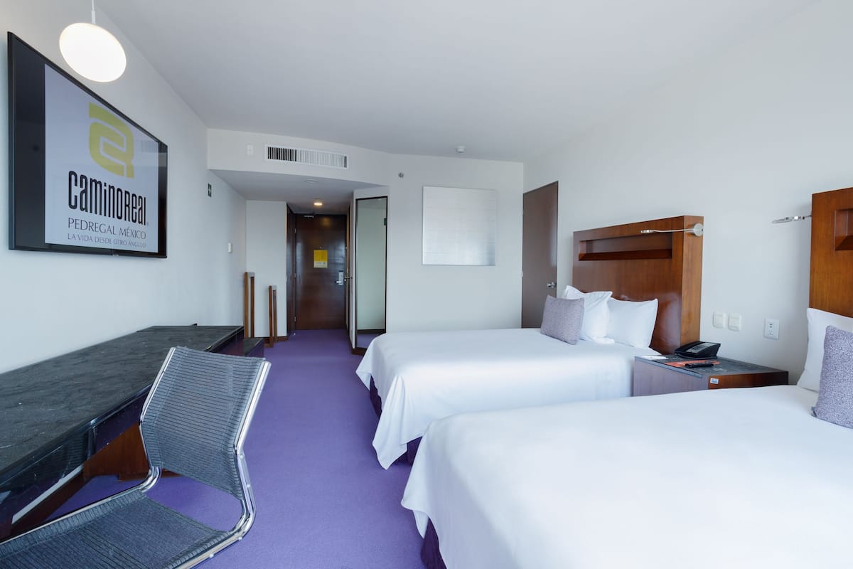 Deluxe Dos Camas | 1 camera, biancheria da letto di alta qualità, minibar, una scrivania