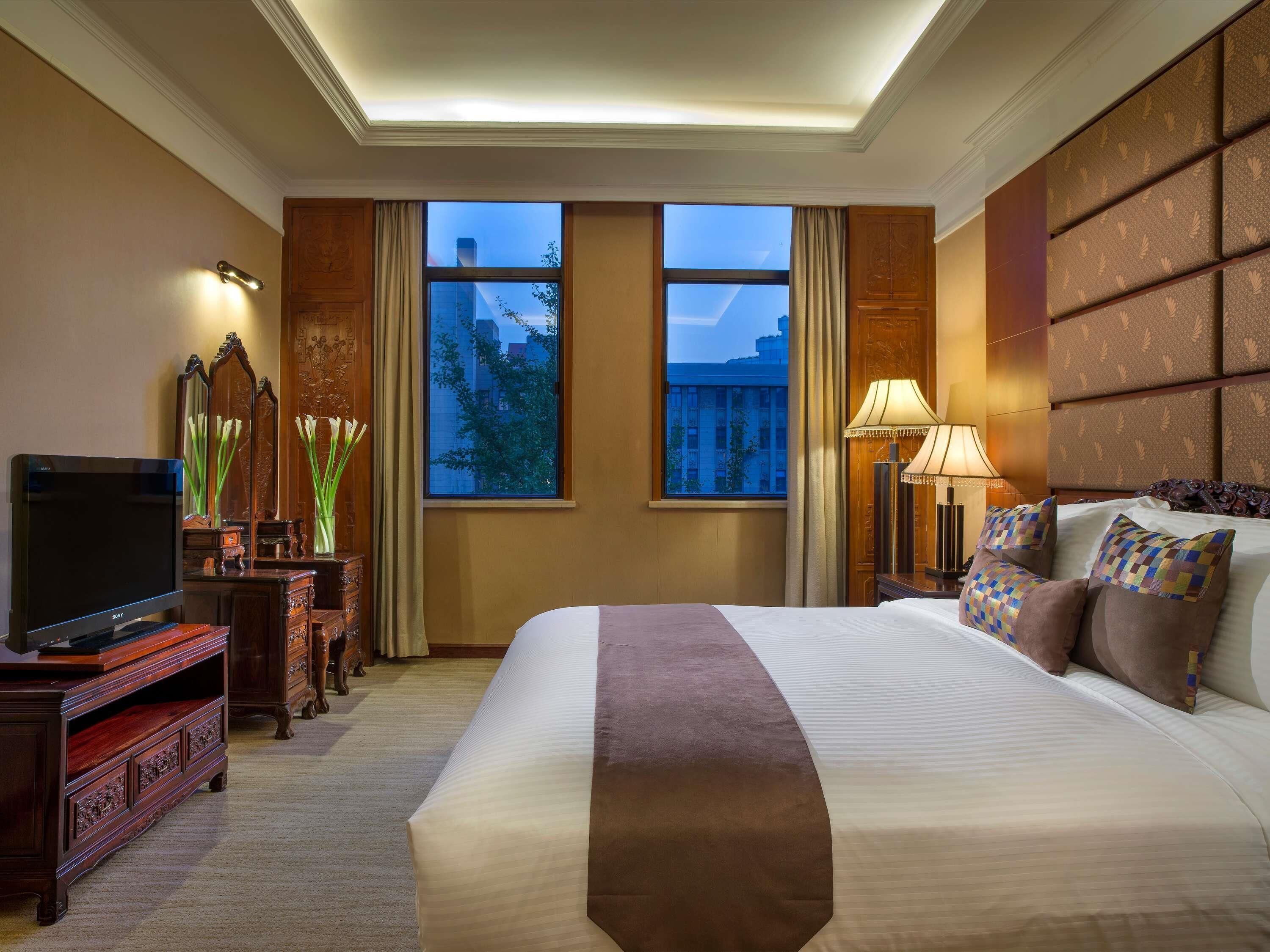 Executive Suite, 1 King Bed | Minibar, in-room safe, desk, blackout drapes