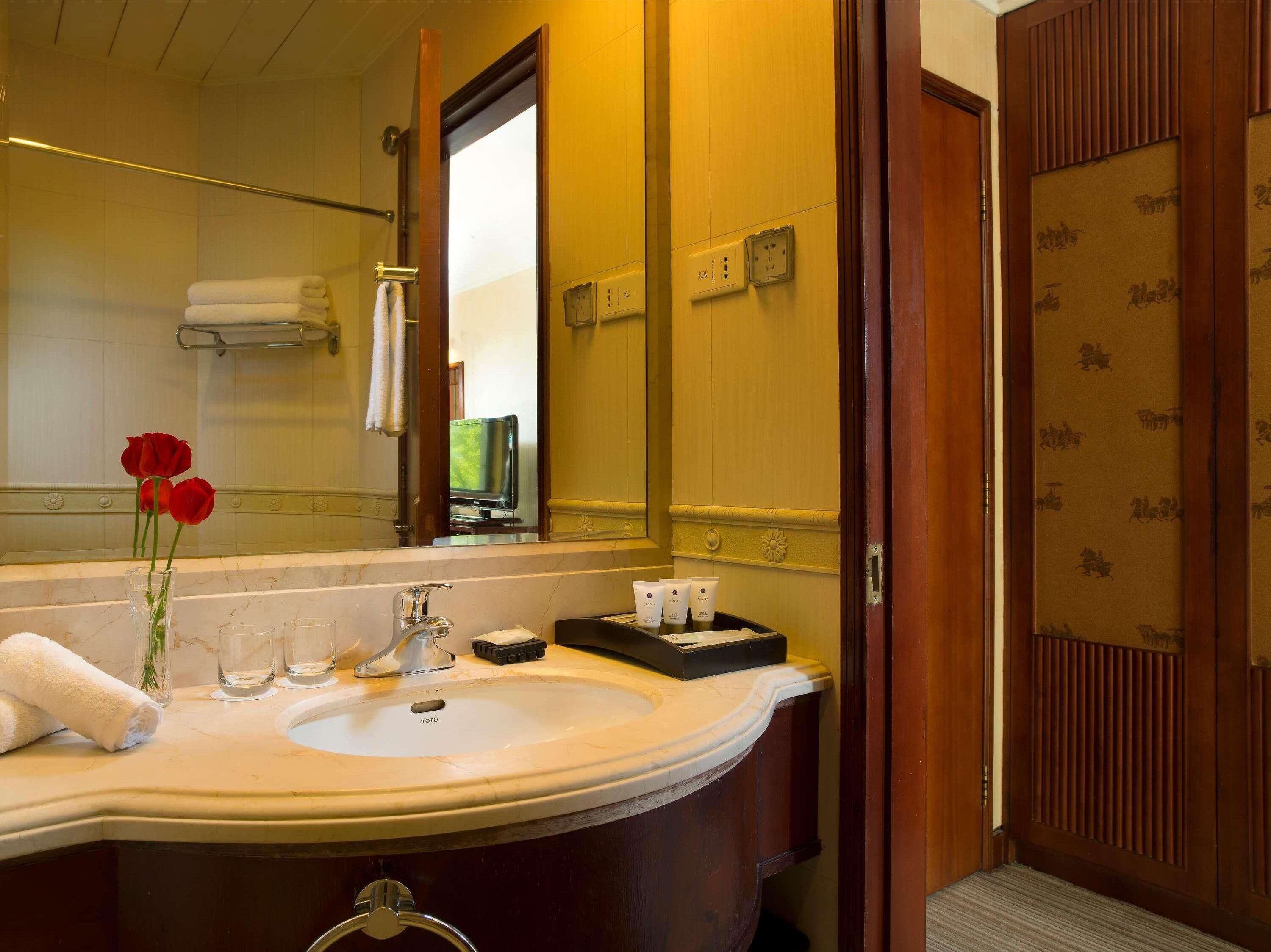 standard room, 1 queen bed | 1 bedroom, minibar, in-room safe, desk