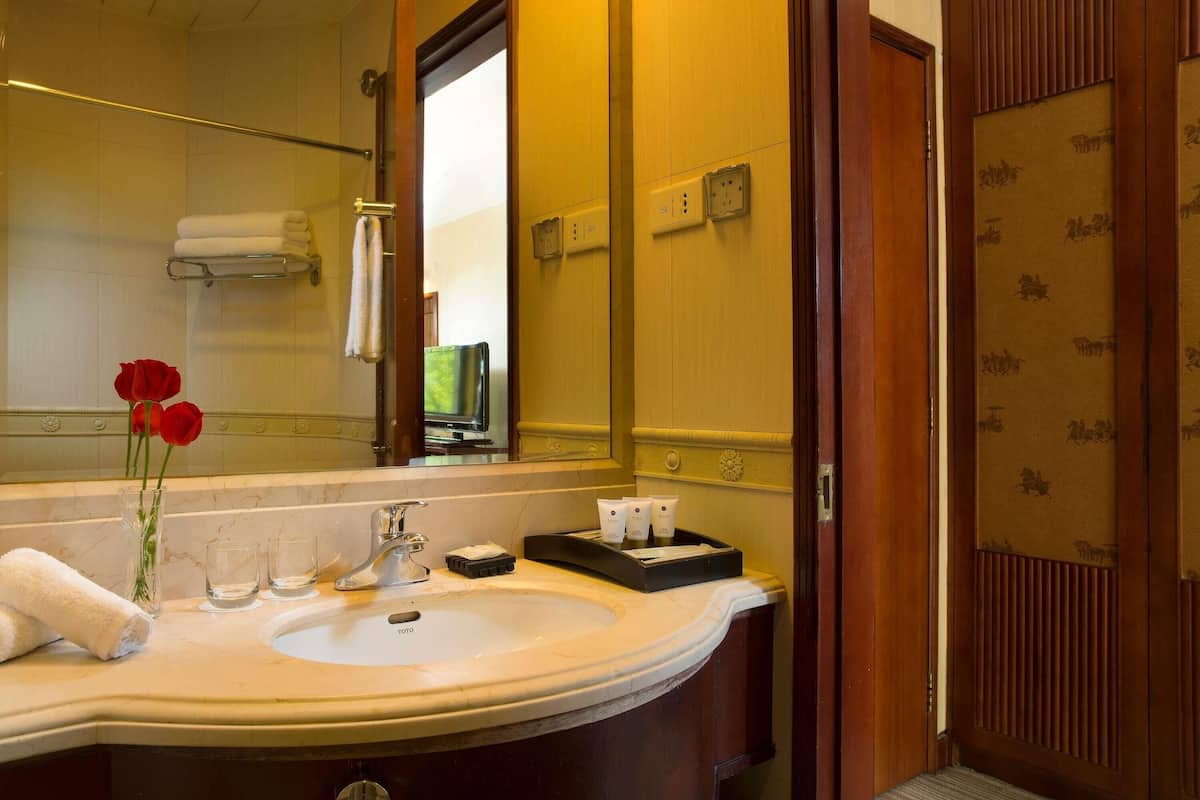 standard room, 1 queen bed | 1 bedroom, minibar, in-room safe, desk