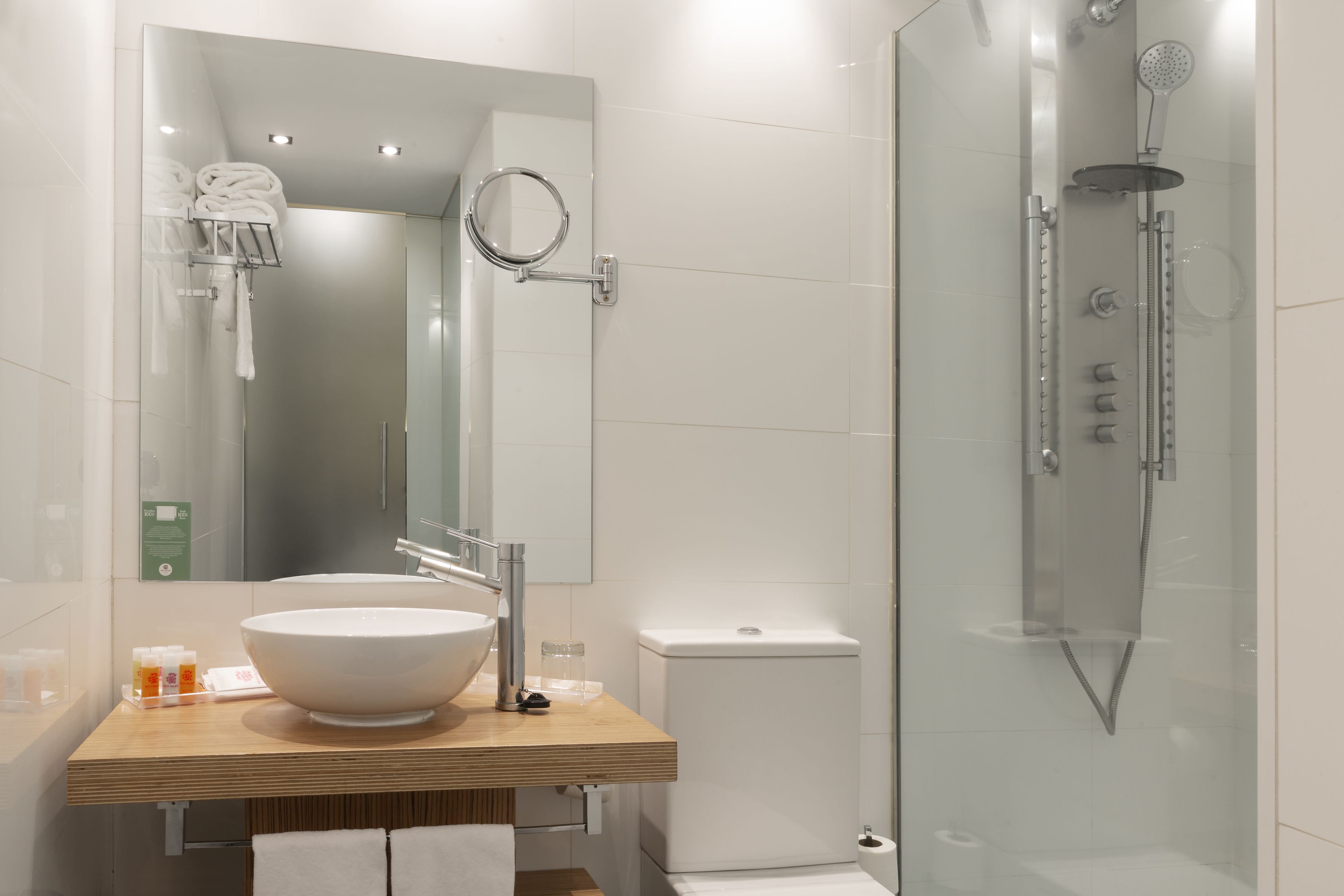 Een douche, gratis toiletartikelen, een haardroger, handdoeken