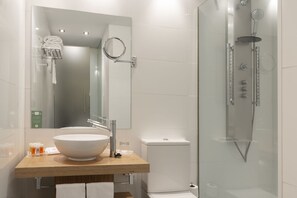 Shower, free toiletries, hair dryer, towels - Petit Palace Plaza del Carmen (Madrid)