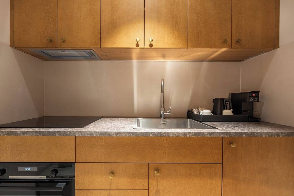 suite (grand union) | in-room safe, desk, laptop workspace, blackout curtains