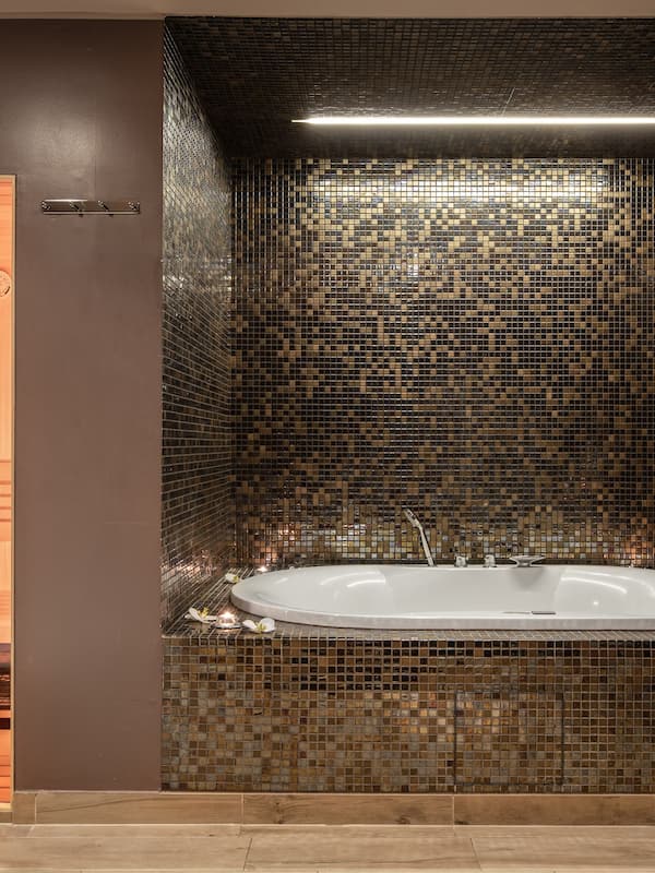 Couples treatment rooms, sauna, body treatments, facials