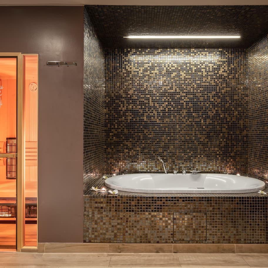 Couples treatment rooms, sauna, body treatments, facials