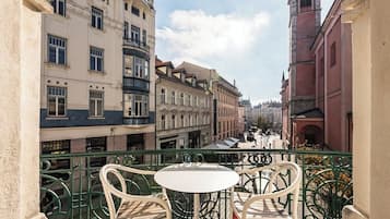 Tallelokero huoneessa, työpöytä