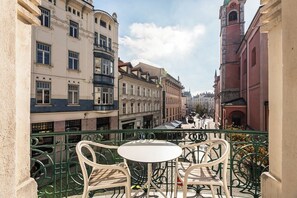 Safe på rommet, skrivebord og skrivebord for bærbar PC