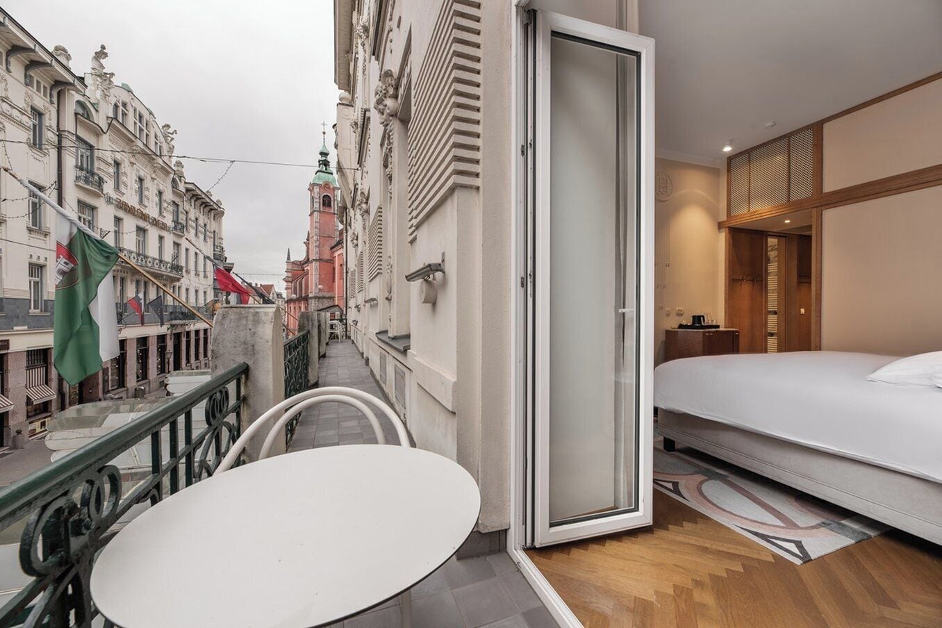 套房 (Grand Union) | 客房内保险箱、办公桌、笔记本电脑工作区、遮光窗帘