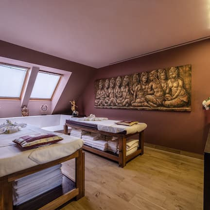 Couples treatment rooms, sauna, body treatments, facials