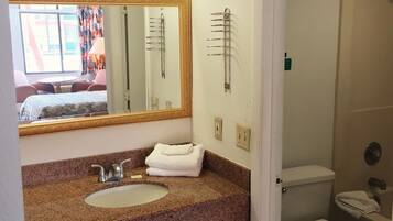 Ensemble douche/baignoire, articles de toilette gratuits, sĂšche-cheveux