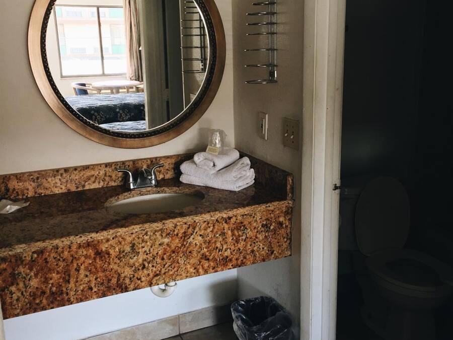 Combined shower/tub, free toiletries, hair dryer, towels