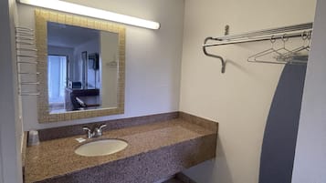 Combined shower/bathtub, free toiletries, hair dryer, towels