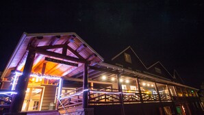 A hotel with a covered outdoor area, a visible entrance, and a sign indicating a room type. - Marys Lake Lodge Mountain Resort and Condos (Estes Park)
