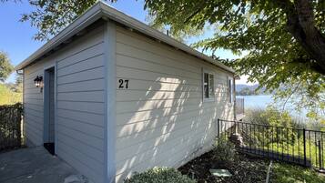 27 Waterfront Cottage 1 Queen Bed