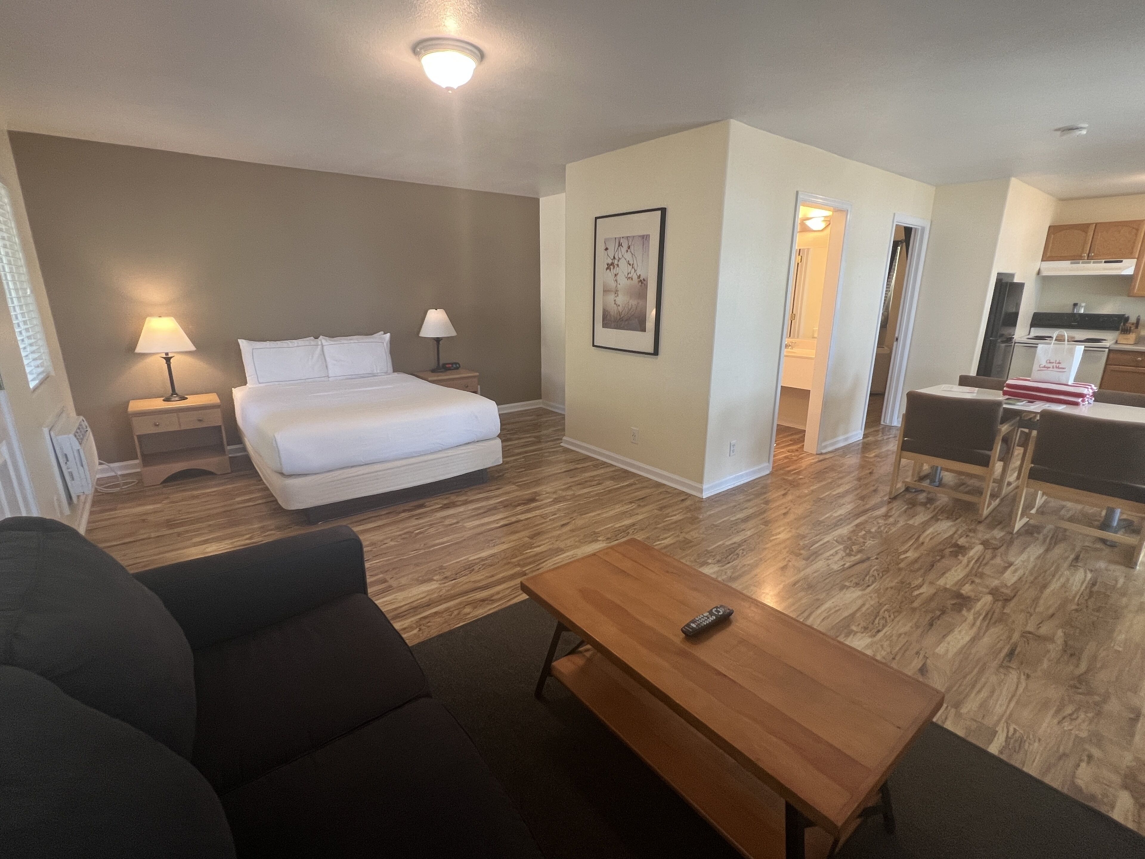 Casa de campo, 2 camas Queen size, vista al lago (Large 1 Bedroom 20) | Área de sala de estar | Televisión de pantalla plana de 32 pulgadas con canales por cable 