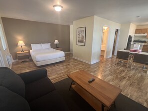 20 Large Lakeview 1 BR 2 Queen Beds | Living area | 32-inch flat-screen TV with cable channels, TV - Clear Lake Cottages & Marina (Clearlake)