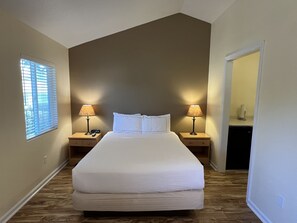 Iron/ironing board, free cribs/infant beds, rollaway beds, free WiFi - Clear Lake Cottages & Marina (Clearlake)