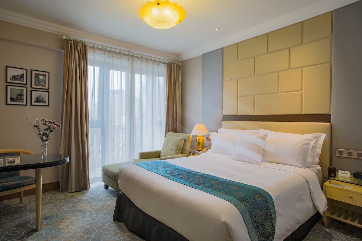 Minibar, in-room safe, desk, iron/ironing board