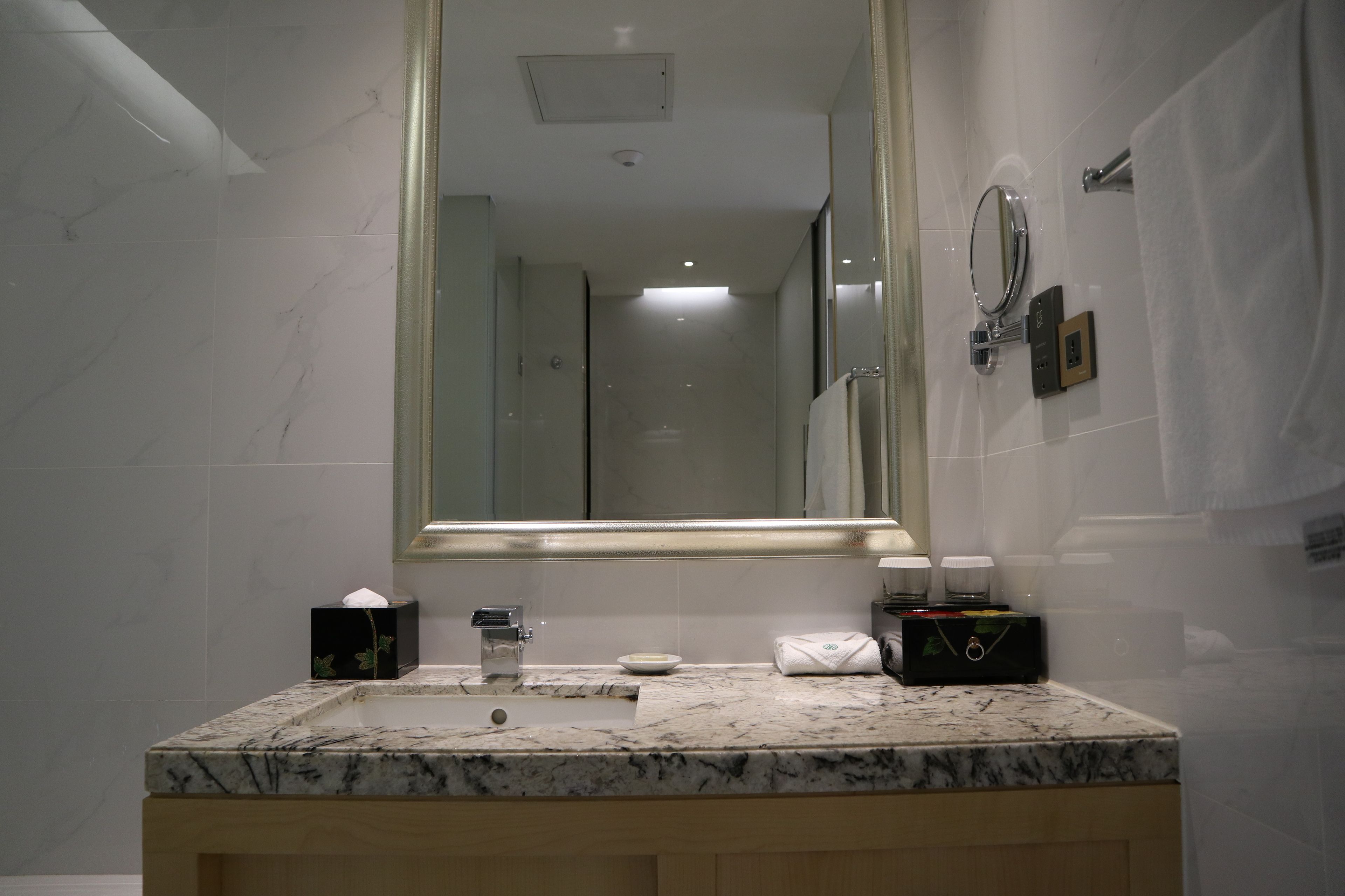superior suite | bathroom | combined shower/bathtub, hair dryer, bathrobes, towels