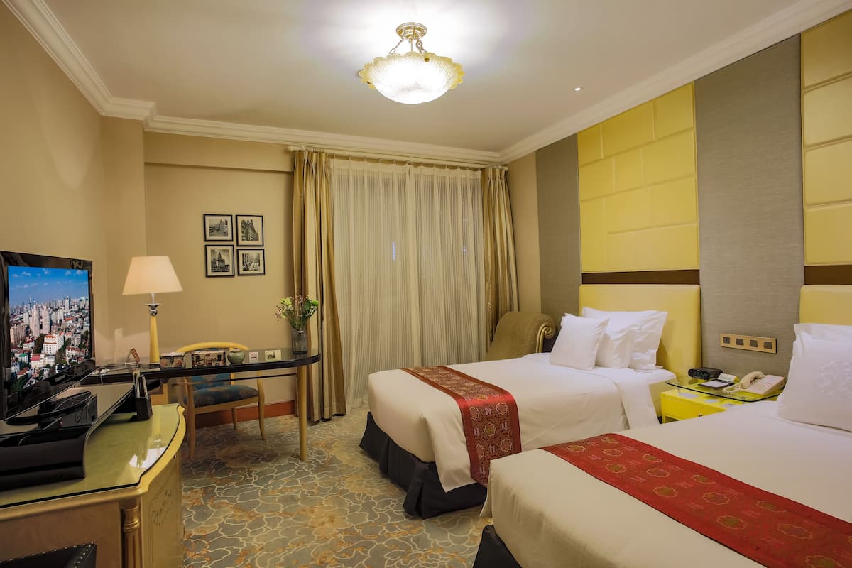 Minibar, in-room safe, desk, iron/ironing board