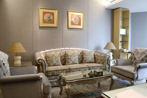 Superior Suite | Living area | 41-inch TV with cable channels - Anting Villa Hotel Shanghai (Shanghai)