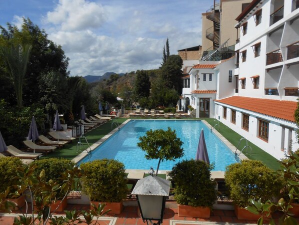 Outdoor pool, pool loungers - Alcadima (Lanjaron)