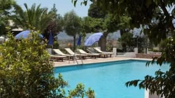 Piscina externa, espreguiçadeiras