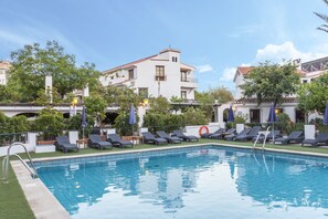 Outdoor pool, pool loungers - Alcadima (Lanjaron)