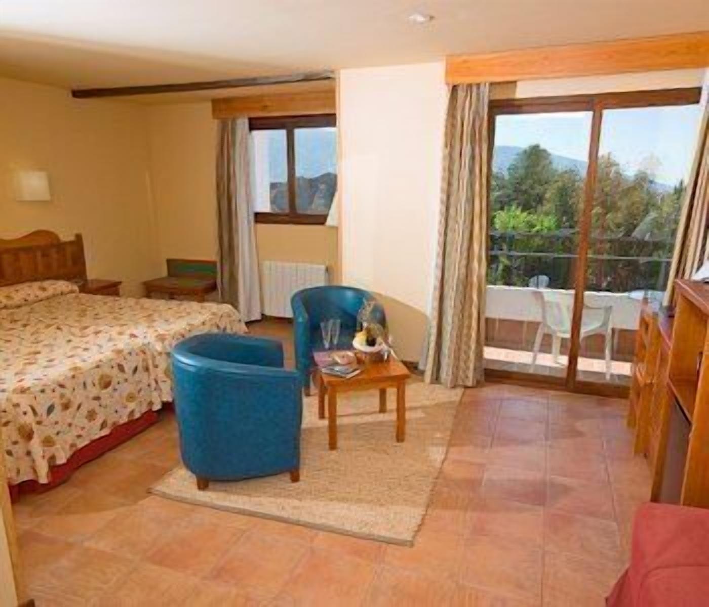 triple room | in-room safe, desk, iron/ironing board, rollaway beds