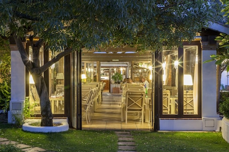 Restaurante al aire libre. Alcadima