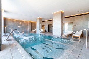 Sauna seca, banheira de hidromassagem, sauna a vapor, massagens
